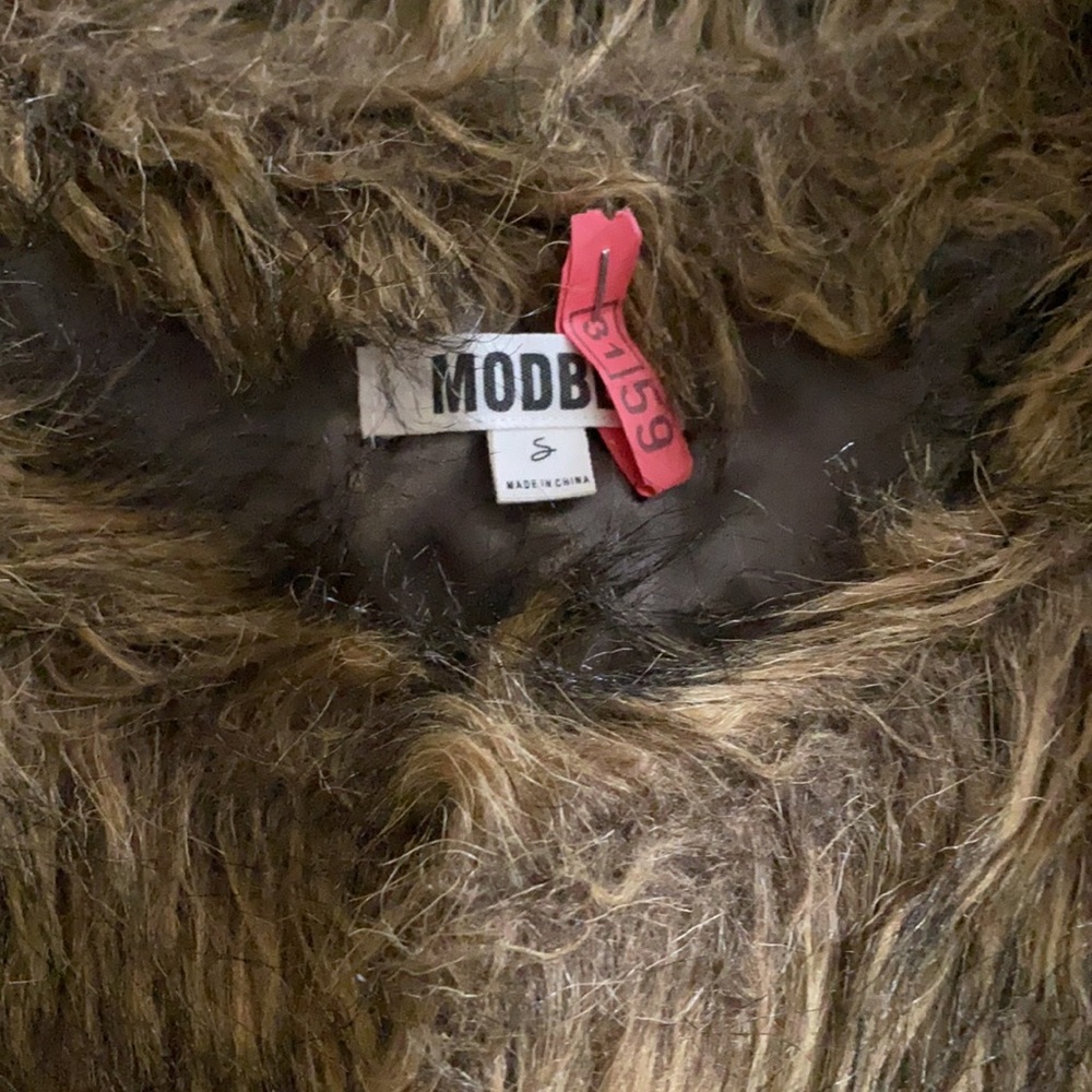 Fur vest. - Picture 2 of 3